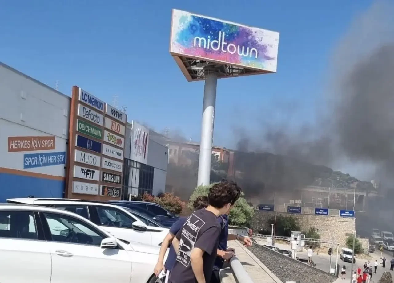 Bodrum Midtown AVM’de Yangın Paniği: Geri Dönüşüm Alanı Kül Oldu 2