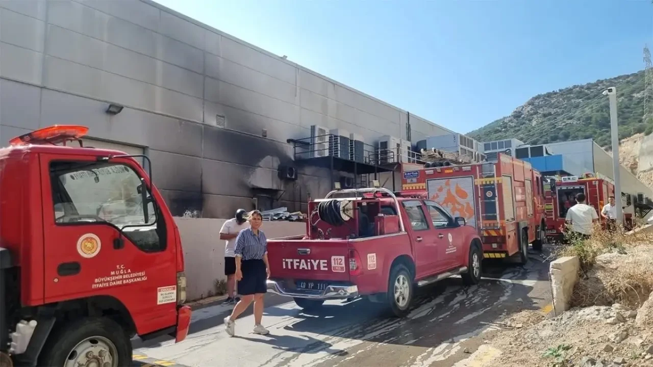 Bodrum Midtown AVM’de Yangın Paniği: Geri Dönüşüm Alanı Kül Oldu 4