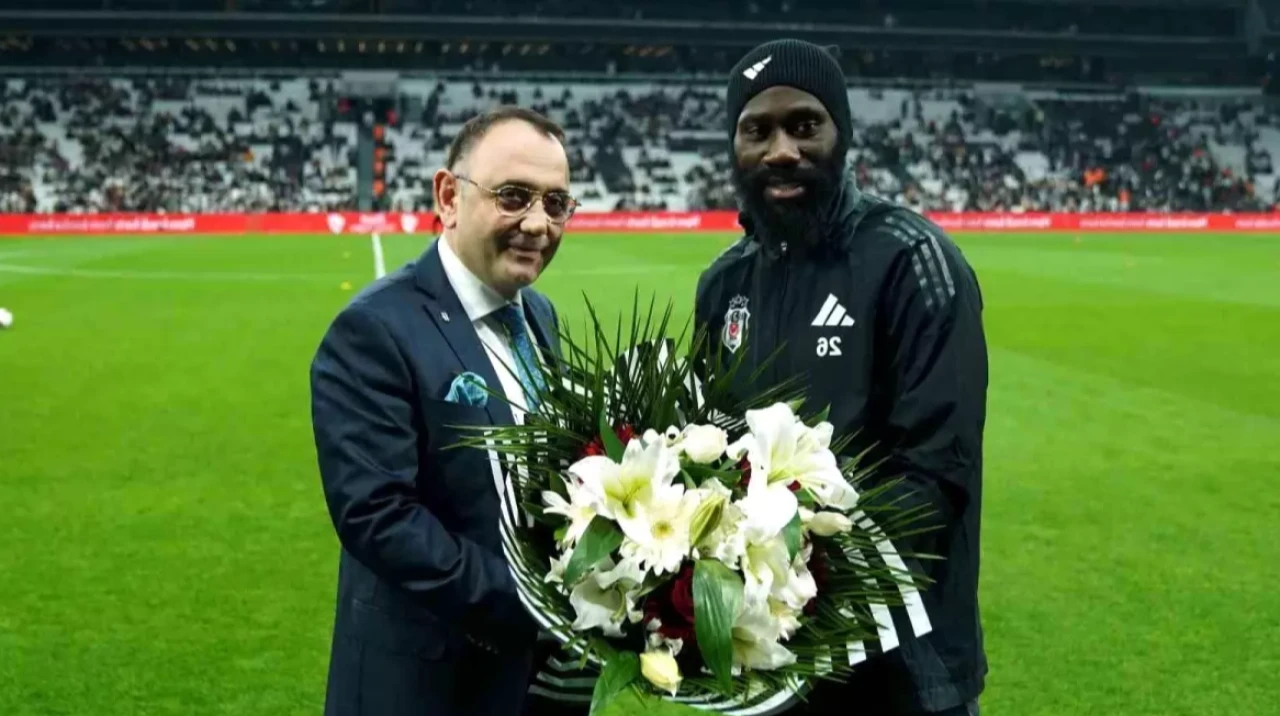 Beşiktaş Arthur Masuaku ile Yollarını Ayırdı Tecrübeli Bek Takıma Veda Etti