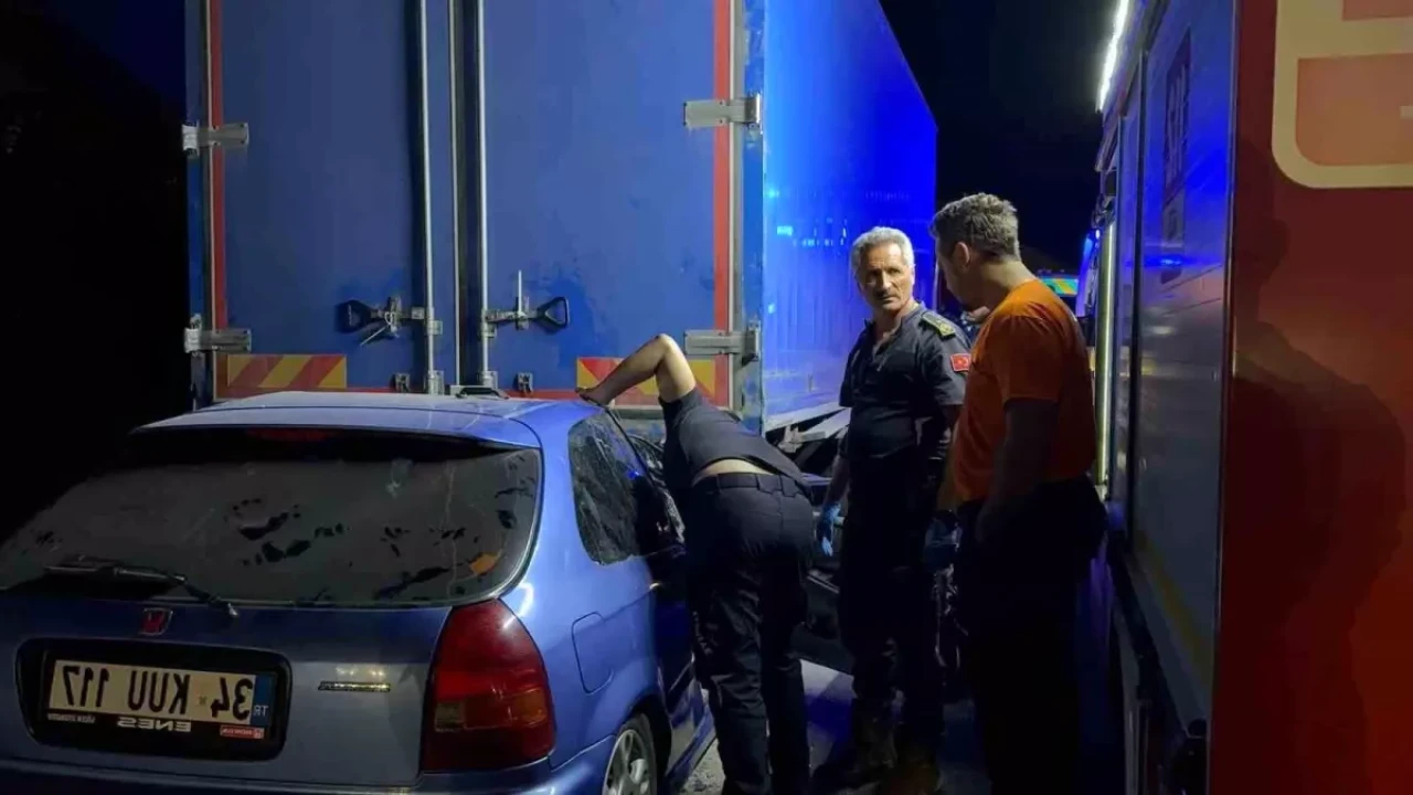 Bursa’da Otobanda Feci Kaza: Otomobil Kamyona Çarptı 1 Ölü 1 Yaralı