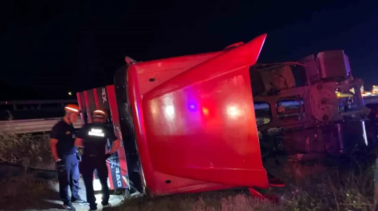 Bolu TEM Otoyolu’nda Cip ile Çarpışan Tır Orta Refüje Devrildi: 2 Yaralı
