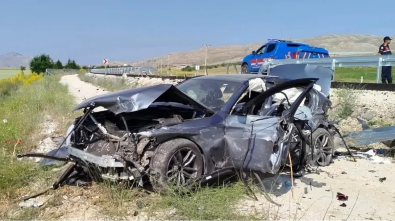 Antalya-Denizli Karayolunda Feci Kaza: Lüks Otomobil Şarampole Devrildi, 3 Kişi Yaralandı