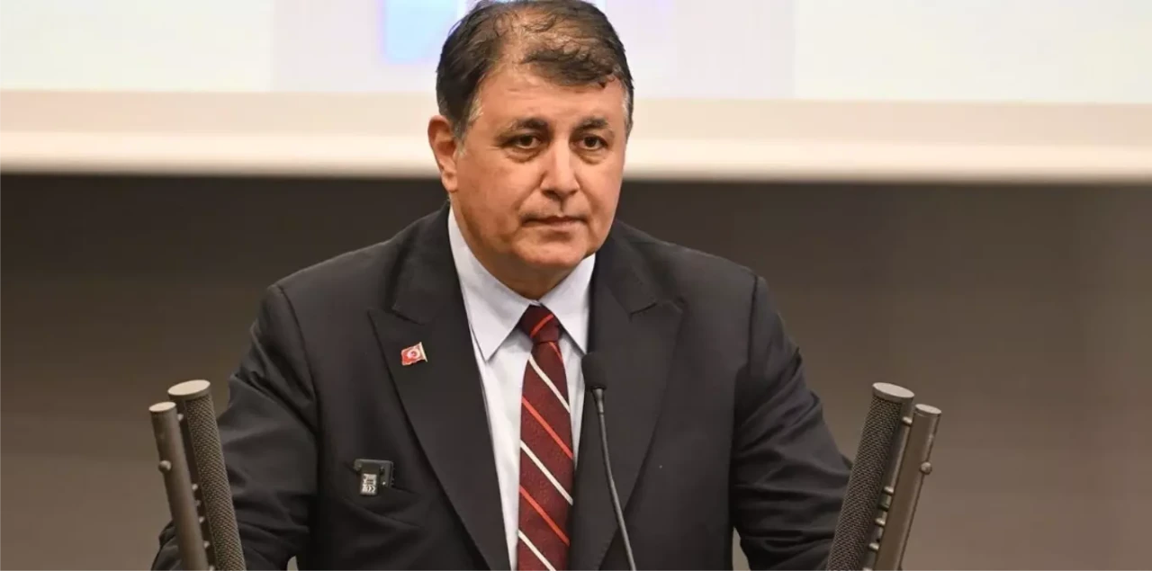 İzmir Büyükşehir Belediye Başkanı Cemil Tugay Kimdir? Tıp Uzmanından Siyasetçiliğe Uzanan Yol