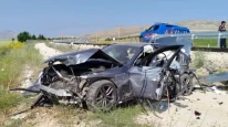 Antalya-Denizli Karayolunda Feci Kaza: Lüks Otomobil Şarampole Devrildi, 3 Kişi Yaralandı