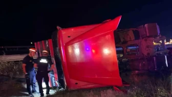Bolu TEM Otoyolu’nda Cip ile Çarpışan Tır Orta Refüje Devrildi: 2 Yaralı