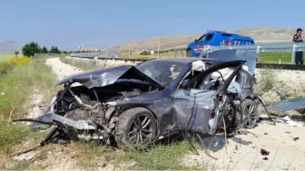 Antalya-Denizli Karayolunda Feci Kaza: Lüks Otomobil Şarampole Devrildi, 3 Kişi Yaralandı