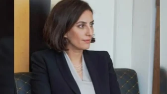 Evrim Rızvanoğlu DEVA’dan Ayrıldı: CHP’ye Mi Doğru? Evrim Rızvanoğlu Kimdir?