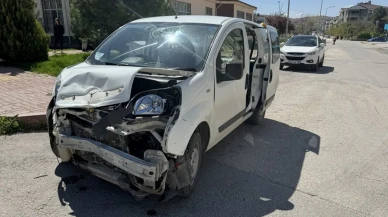 Elazığ’da Kepçe ile Hafif Ticari Araç Çarpıştı: Maddi Hasar Meydana Geldi