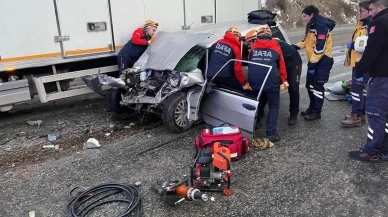 Sivas Suşehri'nde Kamyonet ile Otomobil Çarpıştı: 2 Yaralı
