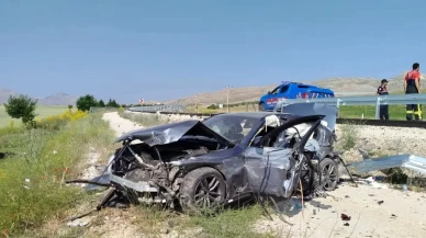 Antalya-Denizli Karayolunda Feci Kaza: Lüks Otomobil Şarampole Devrildi, 3 Kişi Yaralandı