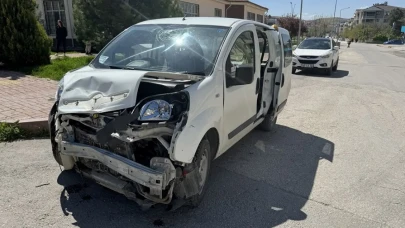 Elazığ’da Kepçe ile Hafif Ticari Araç Çarpıştı: Maddi Hasar Meydana Geldi
