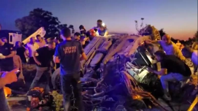 Denizli’de Feci Kaza Aşırı Hızla Savrulan BMW Refüjdeki Ağaca Çarptı Sürücü Ağır Yaralı