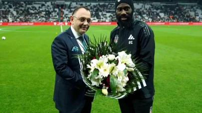 Beşiktaş Arthur Masuaku ile Yollarını Ayırdı Tecrübeli Bek Takıma Veda Etti