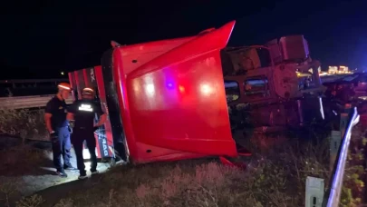 Bolu TEM Otoyolu’nda Cip ile Çarpışan Tır Orta Refüje Devrildi: 2 Yaralı