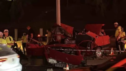 Eyüpsultan’da Gece Yarısı Kaza: Otomobil Aydınlatma Direğine Çarptı, Sürücü Hayatını Kaybetti