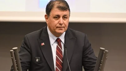 İzmir Büyükşehir Belediye Başkanı Cemil Tugay Kimdir? Tıp Uzmanından Siyasetçiliğe Uzanan Yol