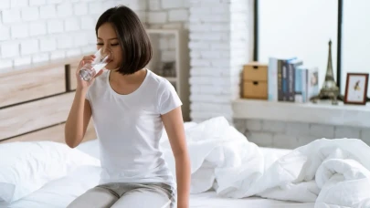 Ilık Su İçmek Sabahları Neden Bu Kadar Popüler Oldu? Bilim Destekli Alışkanlık Sosyal Medyada Patladı