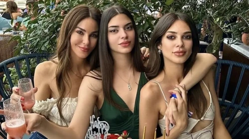 Defne Samyeli'nin Kızları Deren ve Derin Talu Dame On Grrrr Akımına Uyarak Sosyal Medyada Trend Oldu