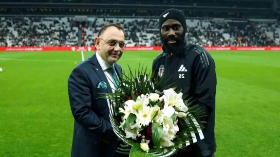 Beşiktaş Arthur Masuaku ile Yollarını Ayırdı Tecrübeli Bek Takıma Veda Etti