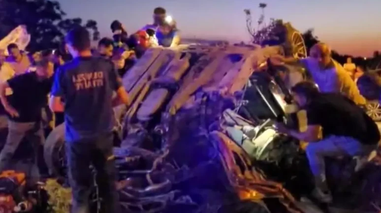 Denizli’de Feci Kaza Aşırı Hızla Savrulan BMW Refüjdeki Ağaca Çarptı Sürücü Ağır Yaralı