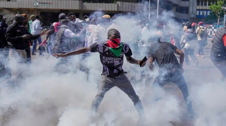 Kenya'da Protestolar Büyüyor 16 Ölü 400 Yaralı Polis Şiddeti Tırmandı