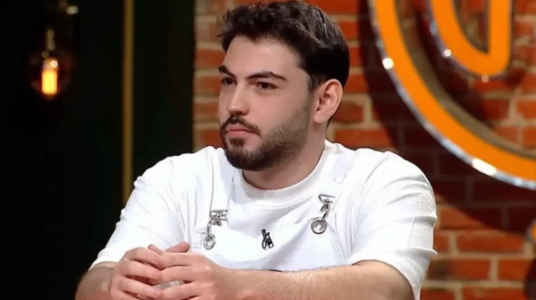 MasterChef Onur Dikbaş Kimdir? MasterChef Onur Kaç Yaşında, Aslen Nereli, Nerede Çalışıyor, Evli mi, Instagram Hesabı Ne?MasterChef 2025’in ana kadrosuna seçilen dördüncü yarışmacı Onur Dikbaş oldu. Peki MasterChef Onur kimdir, kaç yaşında, aslen nereli, nerede çalışıyor, evli mi? Instagram hesabı ne? Tüm detaylar burada!