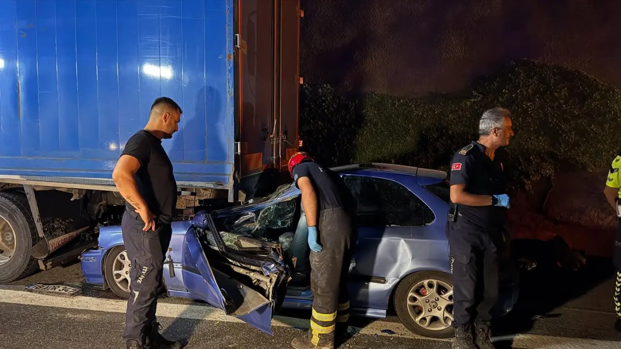Bursa Gemlik’te otobanda kamyona çarpan otomobilde Kadir Kurt hayatını kaybetti, Fatma Kurt ağır yaralandı. Olayla ilgili soruşturma başlatıldı.